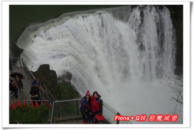 【家族新春四日遊。DAY4下】新北。平溪 - 觀賞氣勢磅礡的十分瀑布+十分老街放天燈初體驗+平溪老街尋找最古老郵筒，悠哉的在老街閒晃一下午。