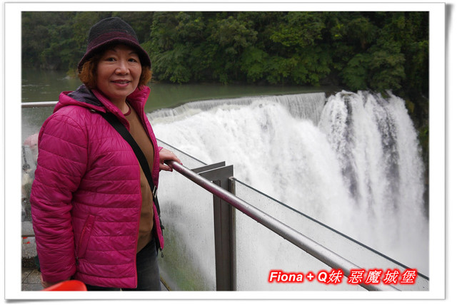 【家族新春四日遊。DAY4下】新北。平溪 - 觀賞氣勢磅礡的十分瀑布+十分老街放天燈初體驗+平溪老街尋找最古老郵筒，悠哉的在老街閒晃一下午。