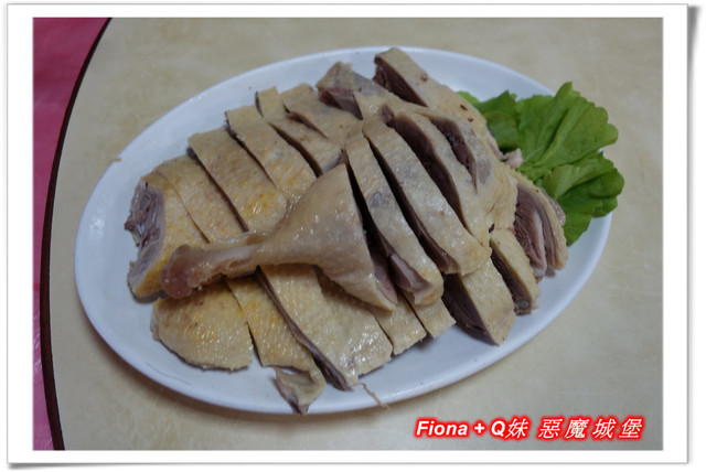 【家族新春四日遊。DAY4下】新北。平溪 - 觀賞氣勢磅礡的十分瀑布+十分老街放天燈初體驗+平溪老街尋找最古老郵筒，悠哉的在老街閒晃一下午。