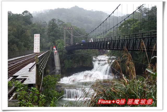 【家族新春四日遊。DAY4下】新北。平溪 - 觀賞氣勢磅礡的十分瀑布+十分老街放天燈初體驗+平溪老街尋找最古老郵筒，悠哉的在老街閒晃一下午。