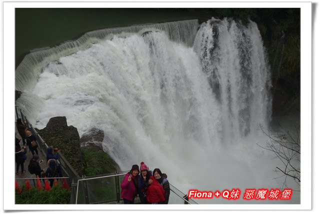 【家族新春四日遊。DAY4下】新北。平溪 - 觀賞氣勢磅礡的十分瀑布+十分老街放天燈初體驗+平溪老街尋找最古老郵筒，悠哉的在老街閒晃一下午。