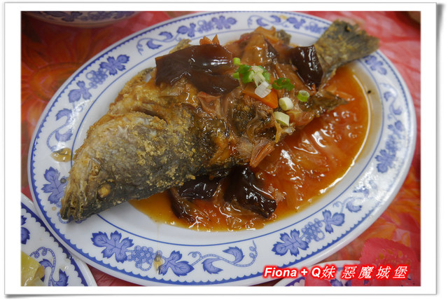 【家族新春四日遊。DAY4下】新北。平溪 - 觀賞氣勢磅礡的十分瀑布+十分老街放天燈初體驗+平溪老街尋找最古老郵筒，悠哉的在老街閒晃一下午。