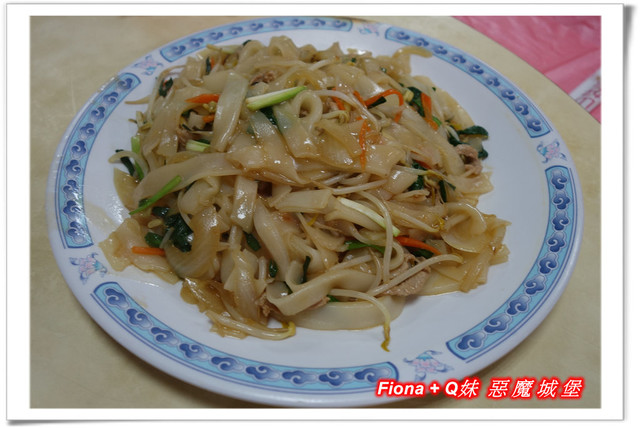 【家族新春四日遊。DAY4下】新北。平溪 - 觀賞氣勢磅礡的十分瀑布+十分老街放天燈初體驗+平溪老街尋找最古老郵筒，悠哉的在老街閒晃一下午。