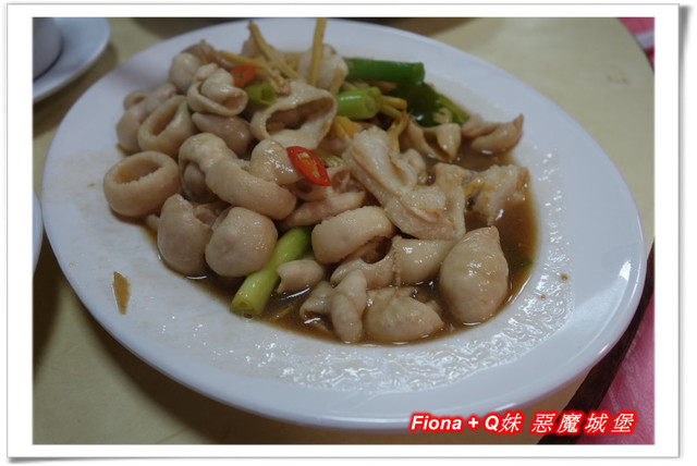 【家族新春四日遊。DAY4下】新北。平溪 - 觀賞氣勢磅礡的十分瀑布+十分老街放天燈初體驗+平溪老街尋找最古老郵筒，悠哉的在老街閒晃一下午。