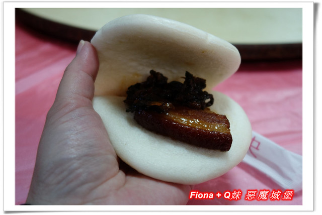 【家族新春四日遊。DAY4下】新北。平溪 - 觀賞氣勢磅礡的十分瀑布+十分老街放天燈初體驗+平溪老街尋找最古老郵筒，悠哉的在老街閒晃一下午。