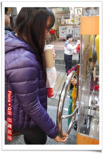 【家族新春四日遊。DAY4下】新北。平溪 - 觀賞氣勢磅礡的十分瀑布+十分老街放天燈初體驗+平溪老街尋找最古老郵筒，悠哉的在老街閒晃一下午。