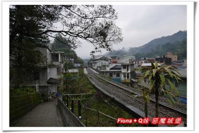 【家族新春四日遊。DAY4下】新北。平溪 - 觀賞氣勢磅礡的十分瀑布+十分老街放天燈初體驗+平溪老街尋找最古老郵筒，悠哉的在老街閒晃一下午。