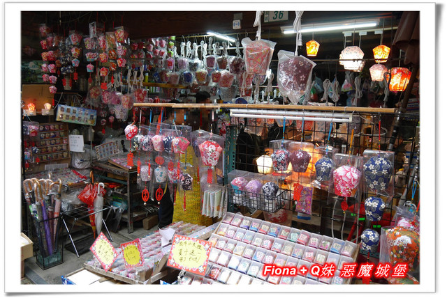 【家族新春四日遊。DAY4下】新北。平溪 - 觀賞氣勢磅礡的十分瀑布+十分老街放天燈初體驗+平溪老街尋找最古老郵筒，悠哉的在老街閒晃一下午。