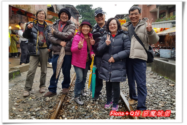 【家族新春四日遊。DAY4下】新北。平溪 - 觀賞氣勢磅礡的十分瀑布+十分老街放天燈初體驗+平溪老街尋找最古老郵筒，悠哉的在老街閒晃一下午。