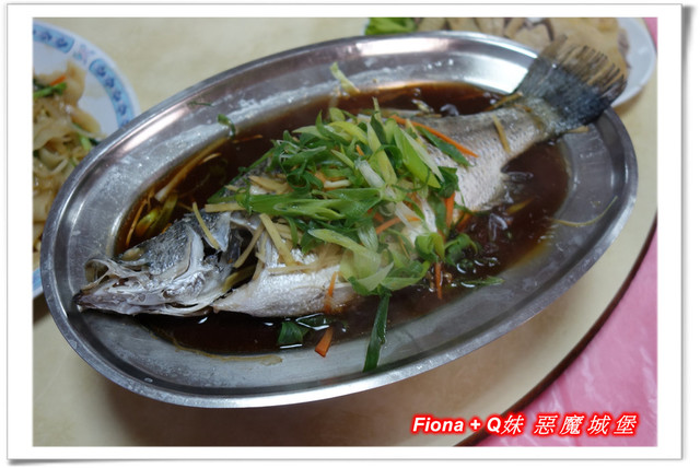 【家族新春四日遊。DAY4下】新北。平溪 - 觀賞氣勢磅礡的十分瀑布+十分老街放天燈初體驗+平溪老街尋找最古老郵筒，悠哉的在老街閒晃一下午。