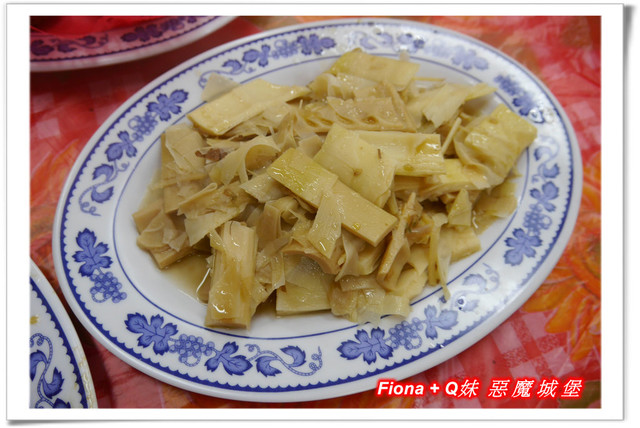 【家族新春四日遊。DAY4下】新北。平溪 - 觀賞氣勢磅礡的十分瀑布+十分老街放天燈初體驗+平溪老街尋找最古老郵筒，悠哉的在老街閒晃一下午。