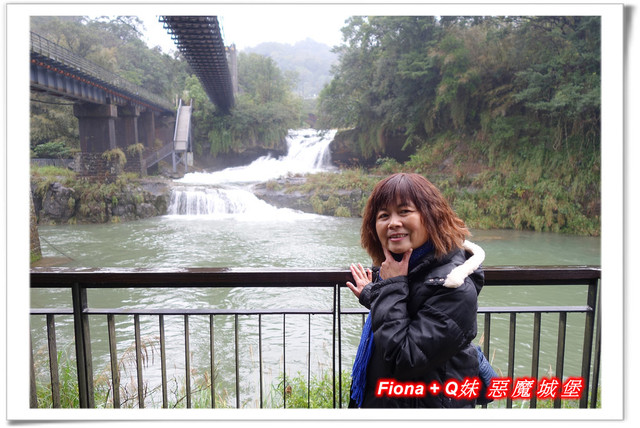 【家族新春四日遊。DAY4下】新北。平溪 - 觀賞氣勢磅礡的十分瀑布+十分老街放天燈初體驗+平溪老街尋找最古老郵筒，悠哉的在老街閒晃一下午。