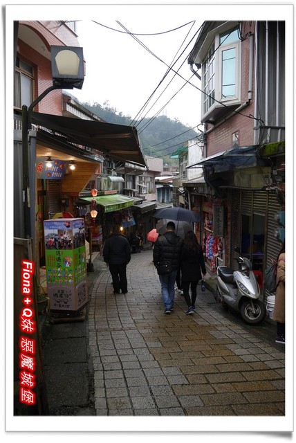 【家族新春四日遊。DAY4下】新北。平溪 - 觀賞氣勢磅礡的十分瀑布+十分老街放天燈初體驗+平溪老街尋找最古老郵筒，悠哉的在老街閒晃一下午。