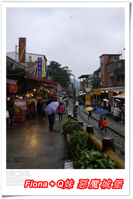 【家族新春四日遊。DAY4下】新北。平溪 - 觀賞氣勢磅礡的十分瀑布+十分老街放天燈初體驗+平溪老街尋找最古老郵筒，悠哉的在老街閒晃一下午。