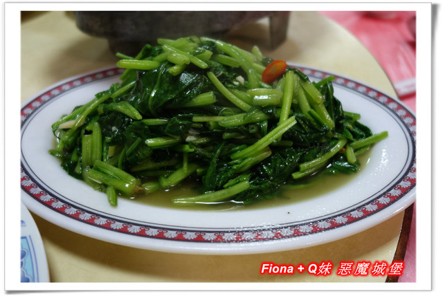 【家族新春四日遊。DAY4下】新北。平溪 - 觀賞氣勢磅礡的十分瀑布+十分老街放天燈初體驗+平溪老街尋找最古老郵筒，悠哉的在老街閒晃一下午。