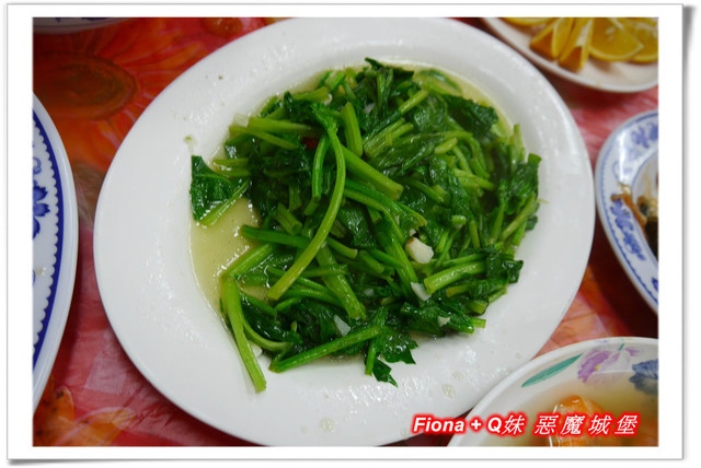 【家族新春四日遊。DAY4下】新北。平溪 - 觀賞氣勢磅礡的十分瀑布+十分老街放天燈初體驗+平溪老街尋找最古老郵筒，悠哉的在老街閒晃一下午。