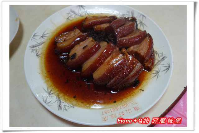 【家族新春四日遊。DAY4下】新北。平溪 - 觀賞氣勢磅礡的十分瀑布+十分老街放天燈初體驗+平溪老街尋找最古老郵筒，悠哉的在老街閒晃一下午。