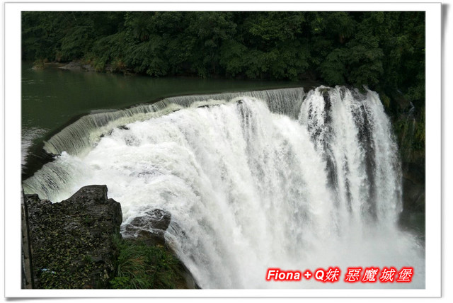 【家族新春四日遊。DAY4下】新北。平溪 - 觀賞氣勢磅礡的十分瀑布+十分老街放天燈初體驗+平溪老街尋找最古老郵筒，悠哉的在老街閒晃一下午。