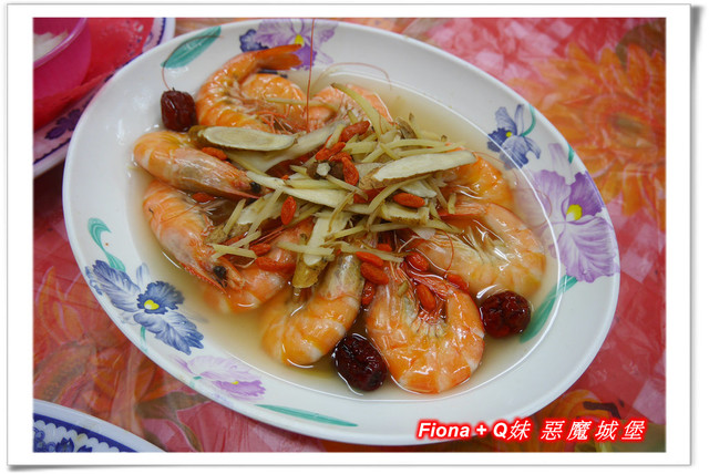 【家族新春四日遊。DAY4下】新北。平溪 - 觀賞氣勢磅礡的十分瀑布+十分老街放天燈初體驗+平溪老街尋找最古老郵筒，悠哉的在老街閒晃一下午。