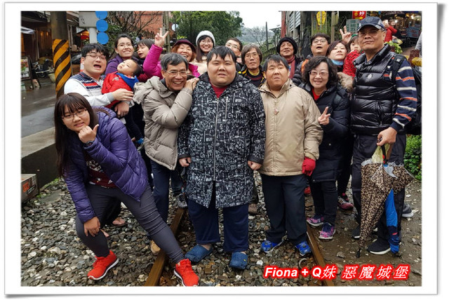 【家族新春四日遊。DAY4下】新北。平溪 - 觀賞氣勢磅礡的十分瀑布+十分老街放天燈初體驗+平溪老街尋找最古老郵筒，悠哉的在老街閒晃一下午。