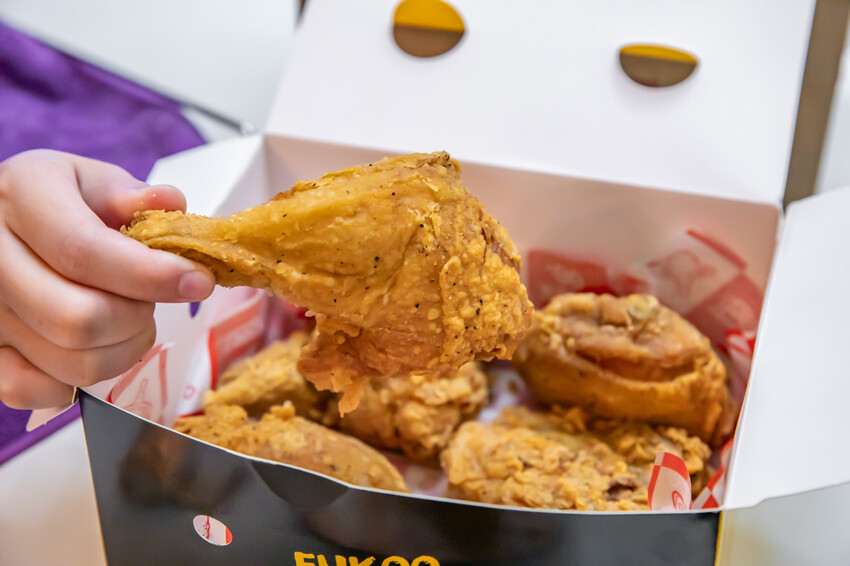 台中市西屯區法大炸雞西屯店|炸雞界的一方之霸!一咬會噴汁的酥脆薄皮炸雞