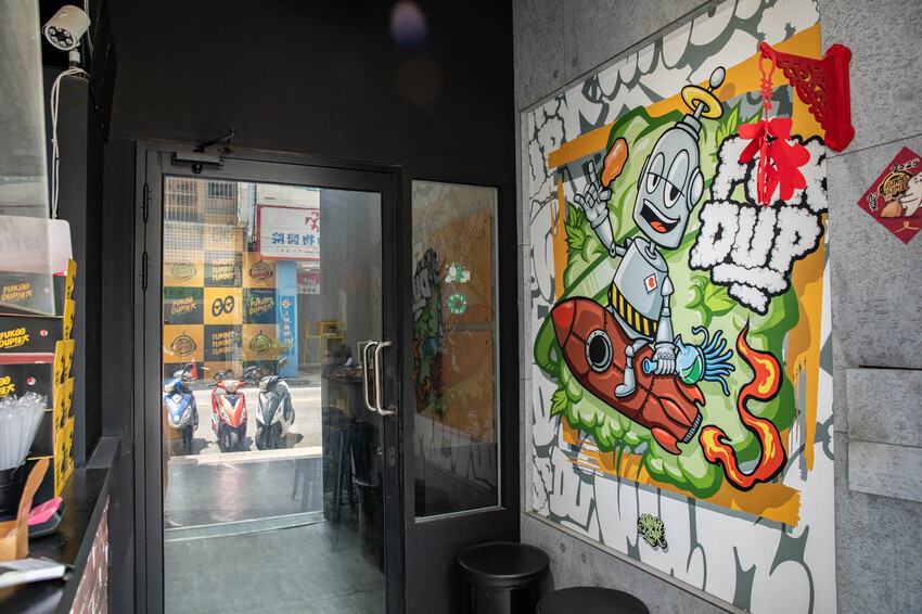 台中市西屯區法大炸雞西屯店|炸雞界的一方之霸!一咬會噴汁的酥脆薄皮炸雞