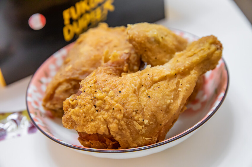 台中市西屯區法大炸雞西屯店|炸雞界的一方之霸!一咬會噴汁的酥脆薄皮炸雞