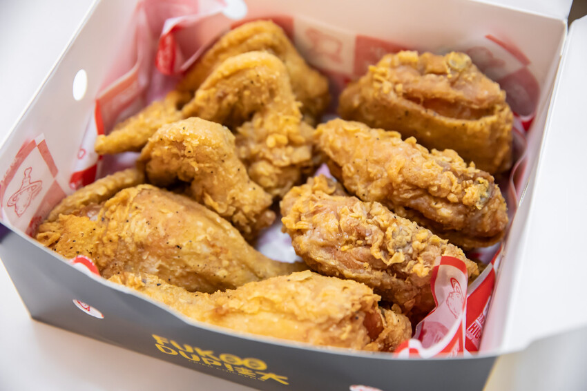 台中市西屯區法大炸雞西屯店|炸雞界的一方之霸!一咬會噴汁的酥脆薄皮炸雞