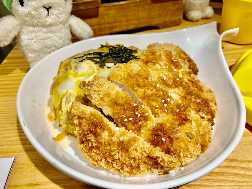 【台北圓山】親子餐廳推薦|歐兔啡食館 台北圓山捷運館 比臉大豬排、車車兒童餐 適合全家人一起來的餐廳 超可愛兔兔陪你吃飯