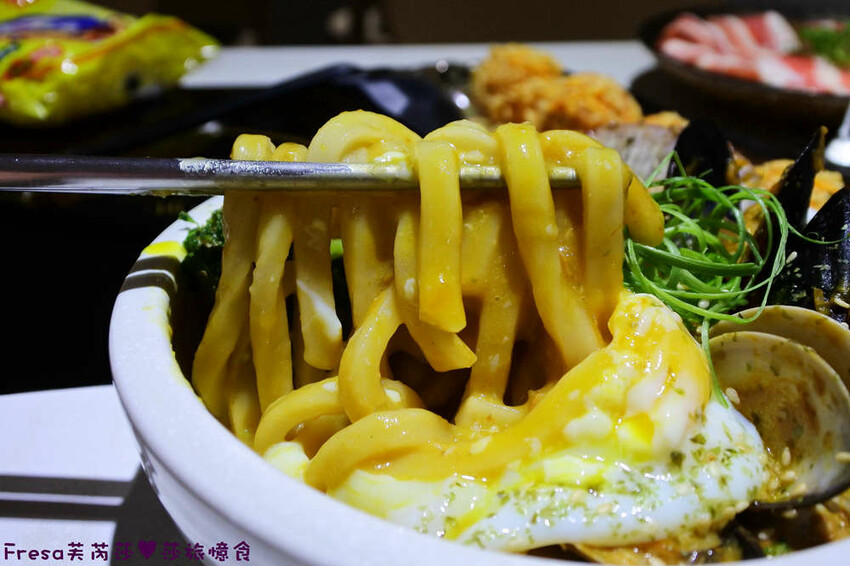 高雄火鍋【粟木小火鍋】深夜平價火鍋＋餐酒料理.素雅氛圍又輕鬆.飲品餐包無限供應│高雄鳳山店│鳳山美食 - Fresa芙芮莎♥莎旅憶食