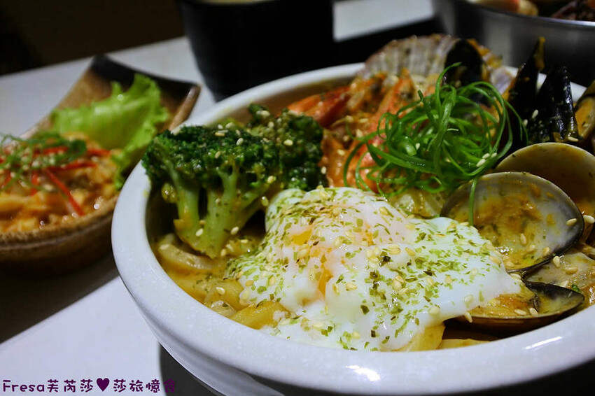 高雄火鍋【粟木小火鍋】深夜平價火鍋＋餐酒料理.素雅氛圍又輕鬆.飲品餐包無限供應│高雄鳳山店│鳳山美食 - Fresa芙芮莎♥莎旅憶食