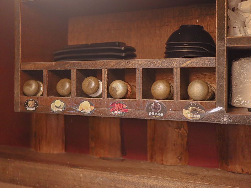 免飛日本!新竹也有80年代昭和感日式火烤兩吃炭烤吃到飽,比臉大、頂級加價$499龍蝦吃到飽