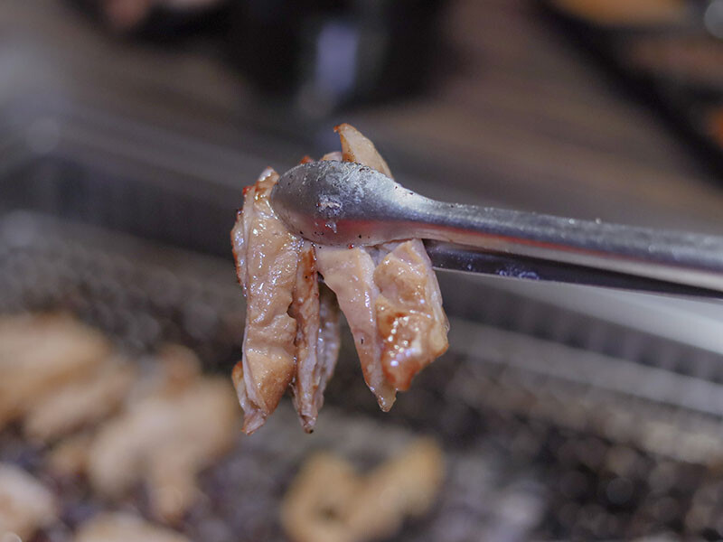 免飛日本!新竹也有80年代昭和感日式火烤兩吃炭烤吃到飽,比臉大、頂級加價$499龍蝦吃到飽