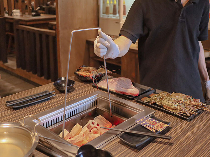 免飛日本!新竹也有80年代昭和感日式火烤兩吃炭烤吃到飽,比臉大、頂級加價$499龍蝦吃到飽