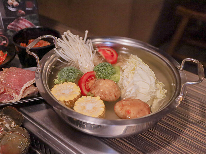 免飛日本!新竹也有80年代昭和感日式火烤兩吃炭烤吃到飽,比臉大、頂級加價$499龍蝦吃到飽