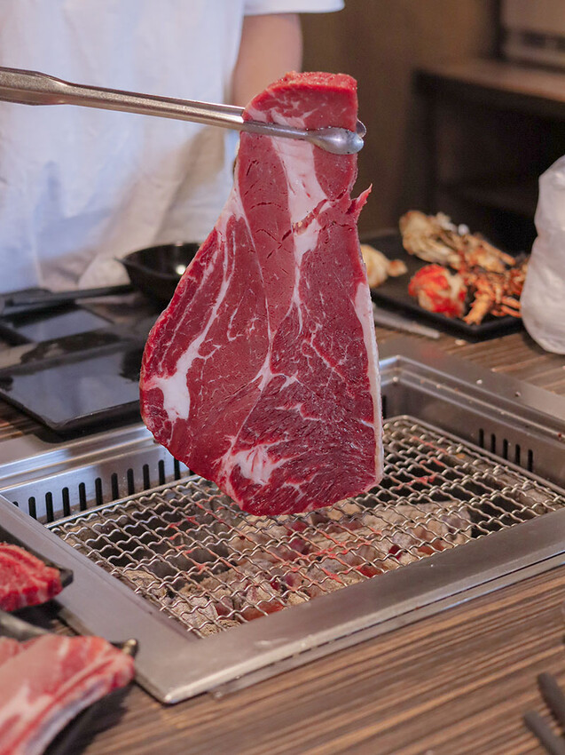 免飛日本!新竹也有80年代昭和感日式火烤兩吃炭烤吃到飽,比臉大、頂級加價$499龍蝦吃到飽