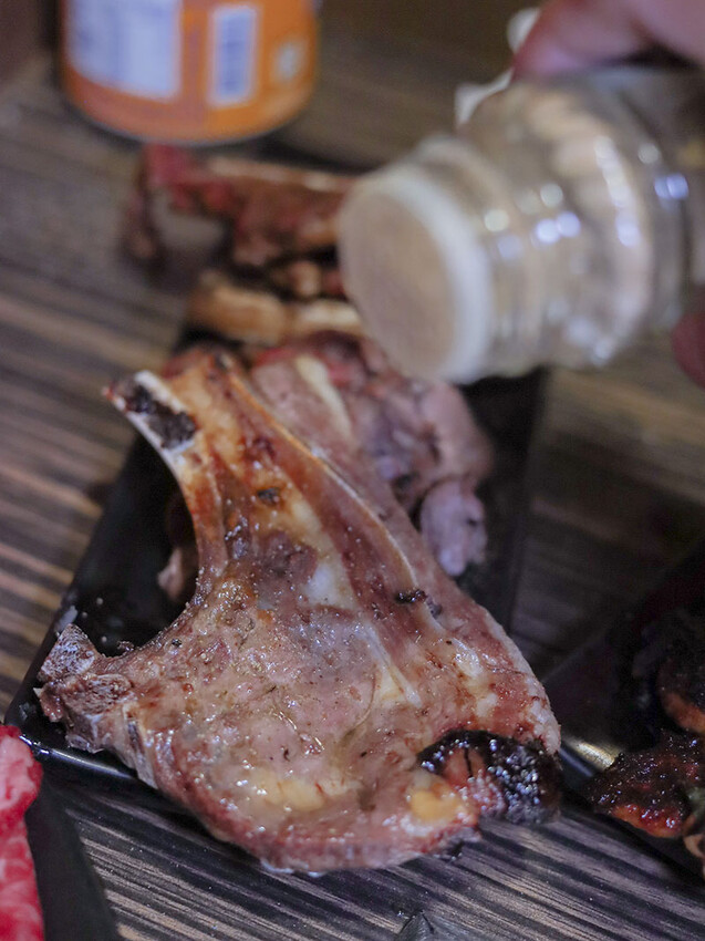 免飛日本!新竹也有80年代昭和感日式火烤兩吃炭烤吃到飽,比臉大、頂級加價$499龍蝦吃到飽