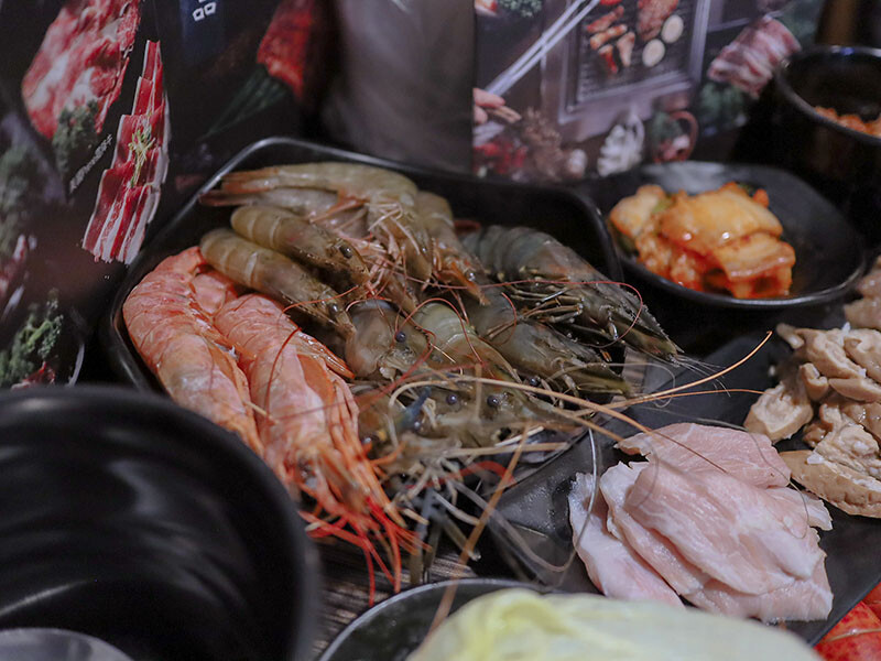 免飛日本!新竹也有80年代昭和感日式火烤兩吃炭烤吃到飽,比臉大、頂級加價$499龍蝦吃到飽