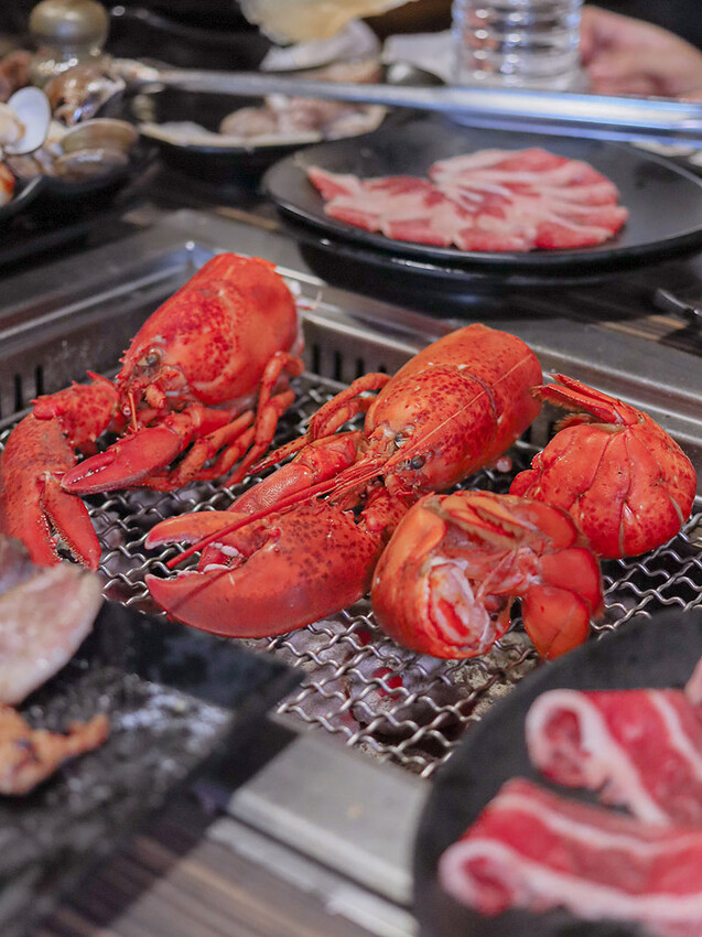 免飛日本!新竹也有80年代昭和感日式火烤兩吃炭烤吃到飽,比臉大、頂級加價$499龍蝦吃到飽