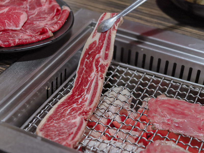 免飛日本!新竹也有80年代昭和感日式火烤兩吃炭烤吃到飽,比臉大、頂級加價$499龍蝦吃到飽