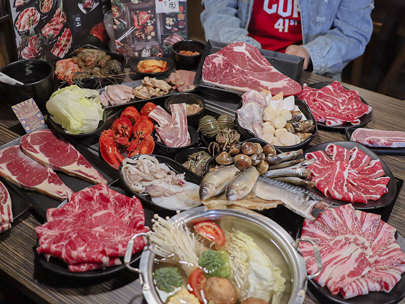 免飛日本!新竹也有80年代昭和感日式火烤兩吃炭烤吃到飽,比臉大、頂級加價$499龍蝦吃到飽