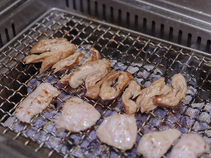 免飛日本!新竹也有80年代昭和感日式火烤兩吃炭烤吃到飽,比臉大、頂級加價$499龍蝦吃到飽