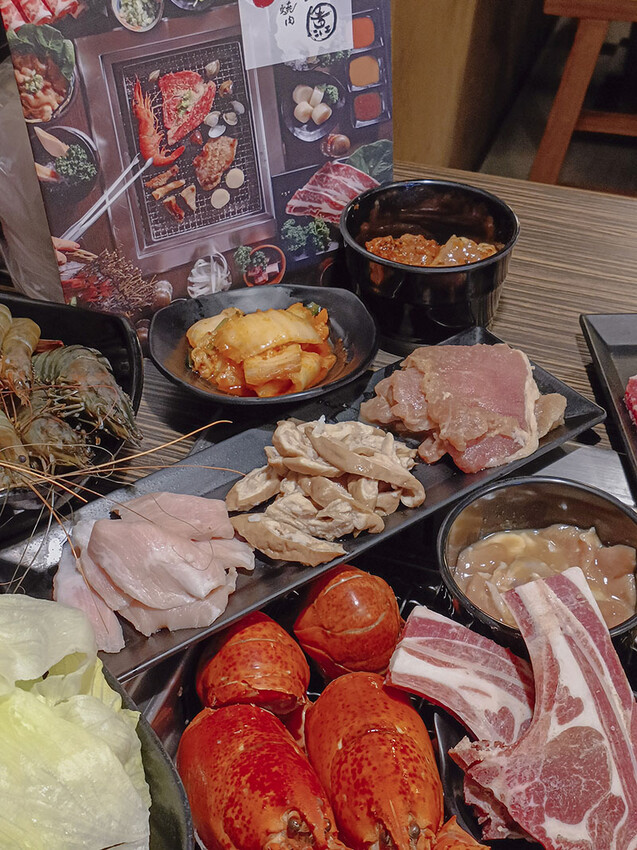 免飛日本!新竹也有80年代昭和感日式火烤兩吃炭烤吃到飽,比臉大、頂級加價$499龍蝦吃到飽