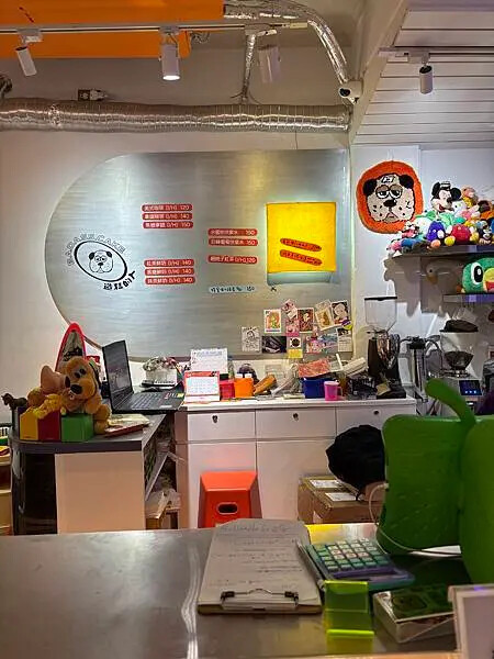 台北中山造糕的人,超有趣的賽博朋克Y2K風蛋糕店,店內裝潢超