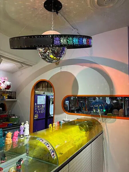 台北中山造糕的人,超有趣的賽博朋克Y2K風蛋糕店,店內裝潢超