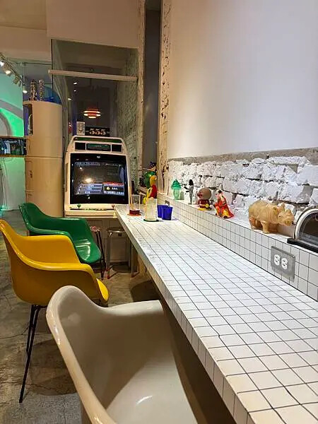 台北中山造糕的人,超有趣的賽博朋克Y2K風蛋糕店,店內裝潢超