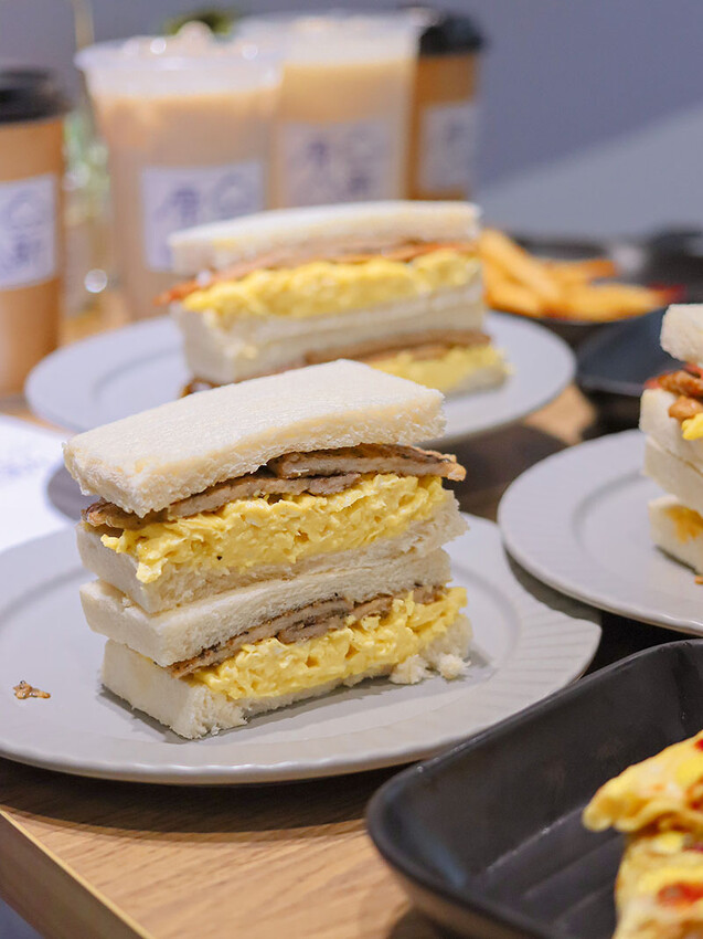 只有阿嬤做的吐司才這麼胖！滑嫩炒蛋水嫩好好吃，每一口都咬得到肉肉~