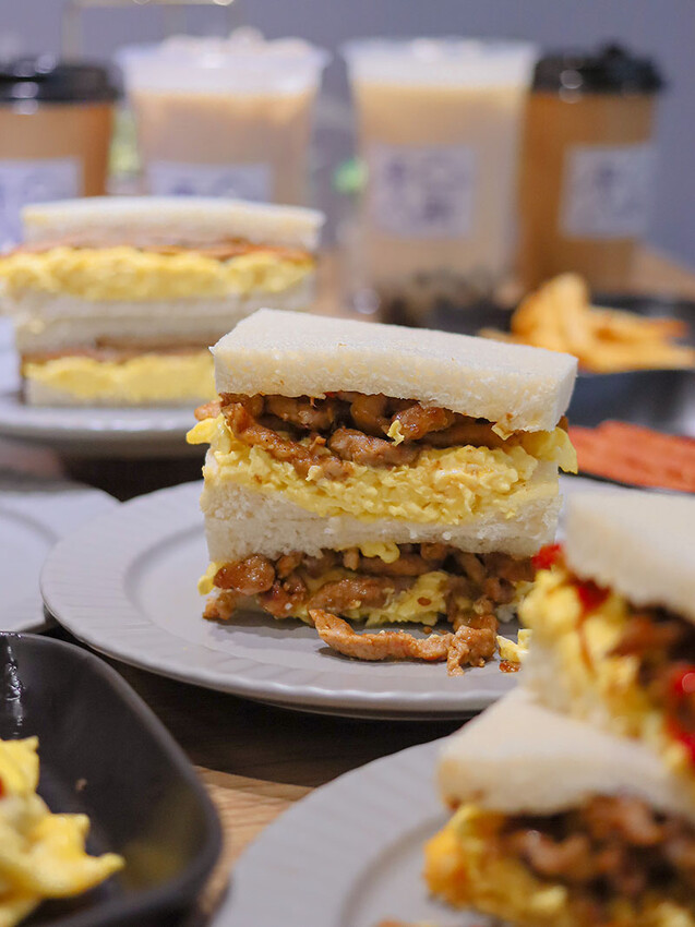 只有阿嬤做的吐司才這麼胖！滑嫩炒蛋水嫩好好吃，每一口都咬得到肉肉~