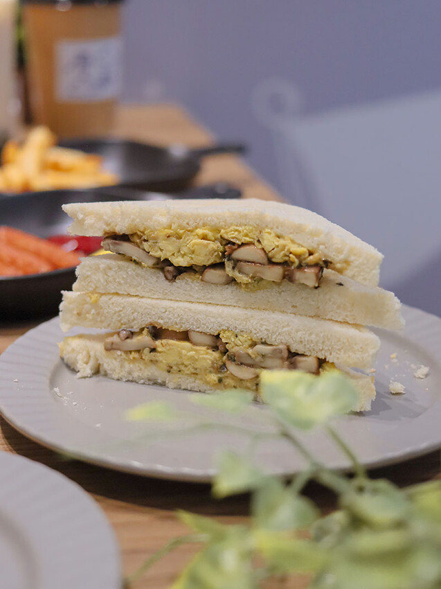 只有阿嬤做的吐司才這麼胖！滑嫩炒蛋水嫩好好吃，每一口都咬得到肉肉~