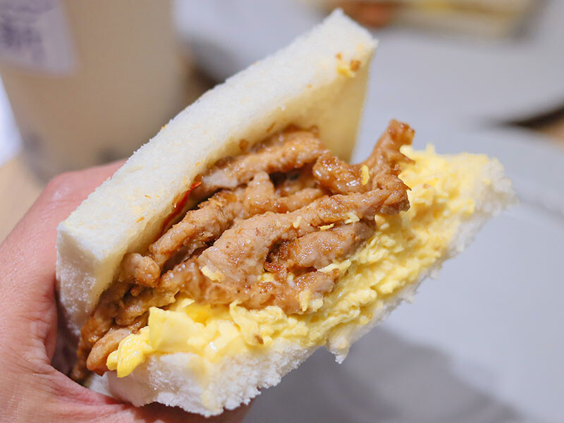 只有阿嬤做的吐司才這麼胖！滑嫩炒蛋水嫩好好吃，每一口都咬得到肉肉~